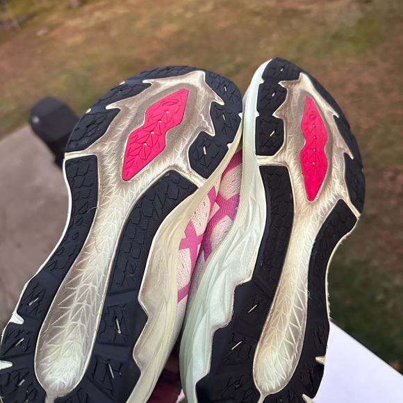Asics Novablast Running Shoes Womens Size 8.5 White Pink FF Blast EUC - Picture 5 of 8